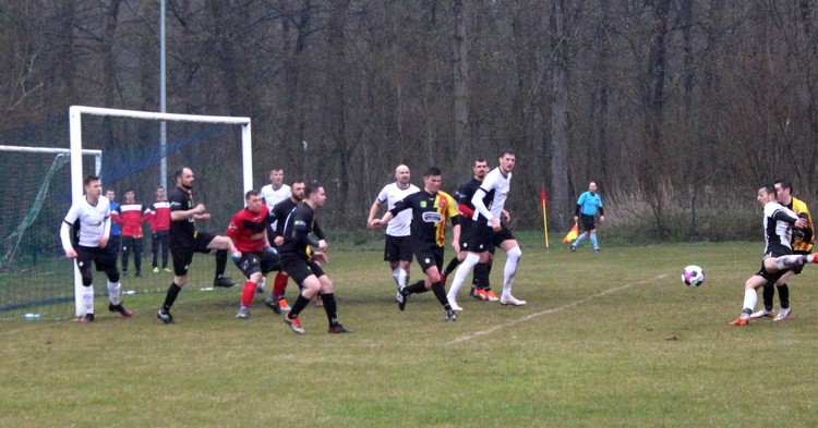 Błyskawica remisuje z liderem, derby dla Sannik