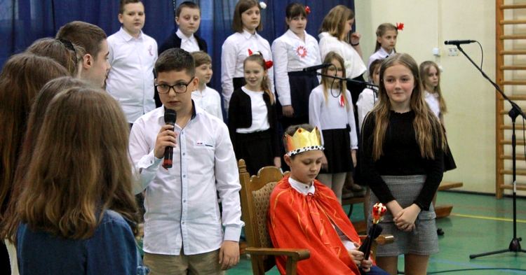 Akademia z okazji rocznicy uchwalenia Konstytucji 3 maja w SP Lucień [ZDJĘCIA]