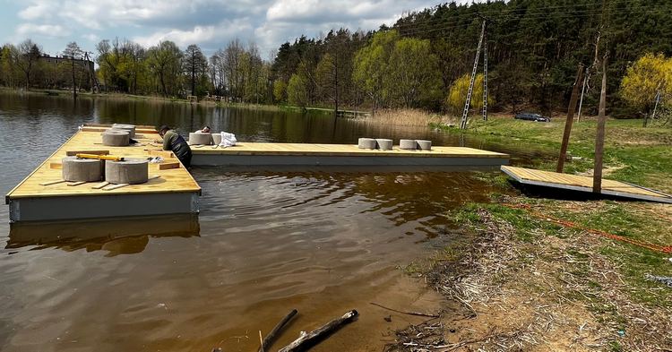 Od dzisiaj jezioro Bratoszewo ma pływający pomost [ZDJĘCIA]