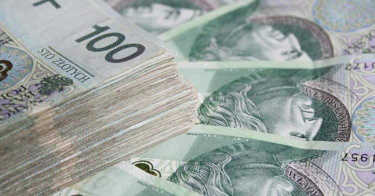 81-latka wyrzuciła przez okno swojego mieszkania, torbę z zawartością zgromadzonych przez lata oszczędności. Seniorka padła ofiarą oszustów