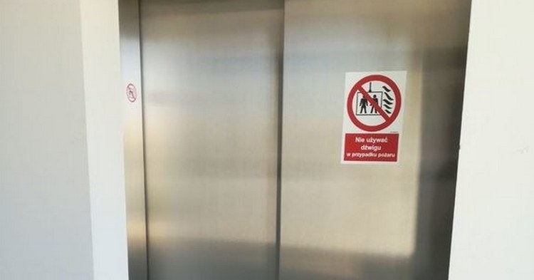 Nastolatek uszkadzał windy i narażał na niebezpieczeństwo mieszkańców. Jak przyznał - robił to dla zabawy