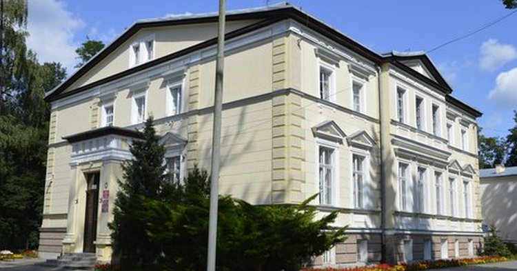 Przy Szkole Podstawowej w Lucieniu powstanie boisko wielofunkcyjne