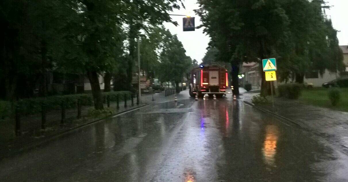 Ulewa sparaliżowała ruch drogowy w Gostyninie [ZDJĘCIA]