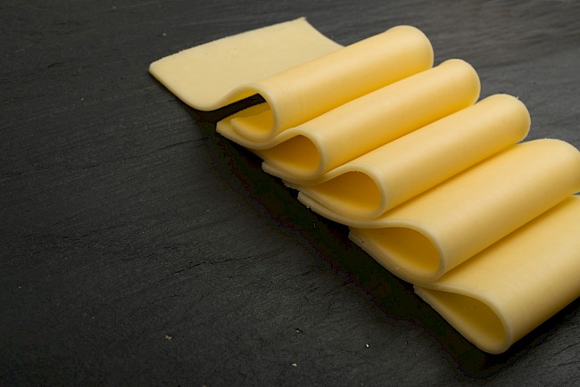 Porównujemy wartości odżywacze sera gouda z innymi produktami nabiałowymi 