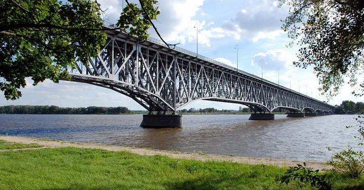 Samobójstwo 25-latka. Policja: wstępne ustalenia wskazują, że mężczyzna skoczył z mostu