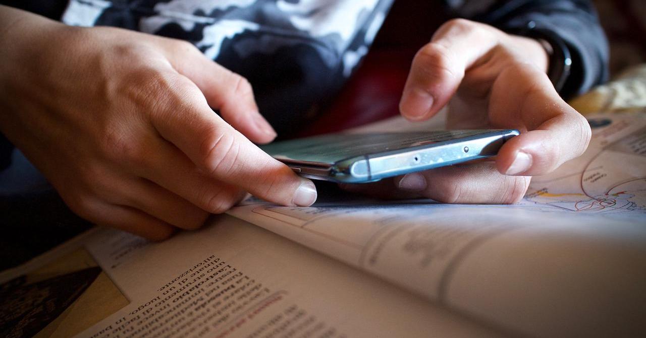 Coraz więcej szkół w Polsce wprowadza zakaz korzystania  z telefonów komórkowych