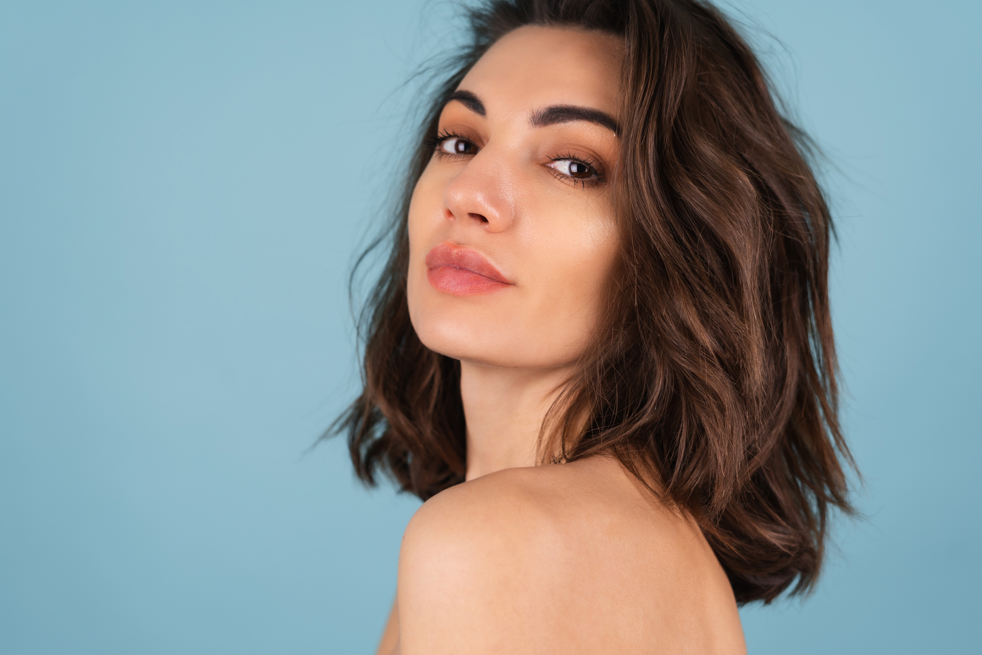 Wycieniowane włosy do ramion - najmodniejsze fryzury 2022