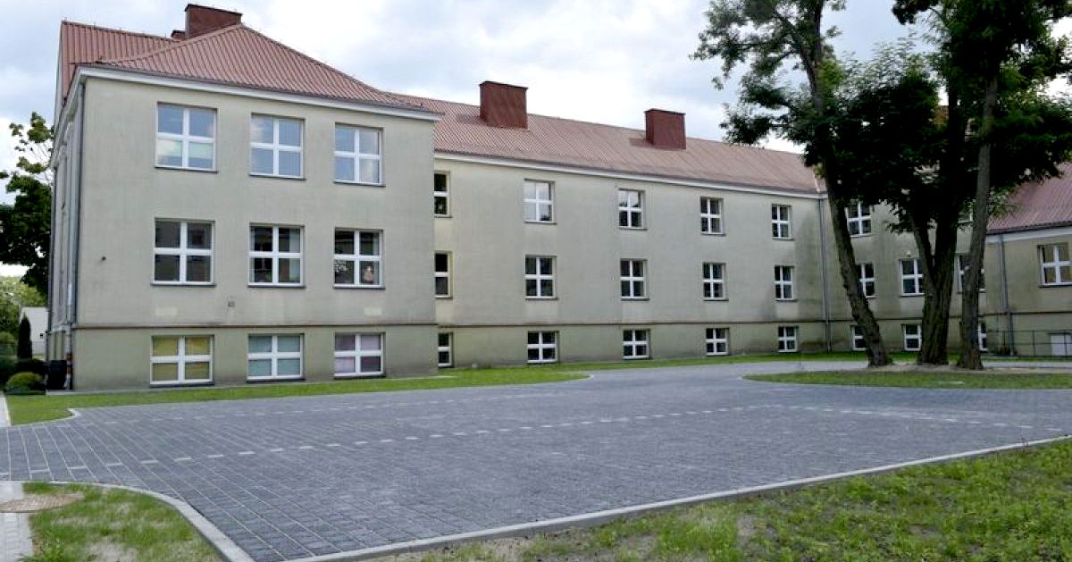 Prace przy zagospodarowaniu dziedzińca Szkoły Podstawowej nr 1 dobiegły końca [ZDJĘCIA]