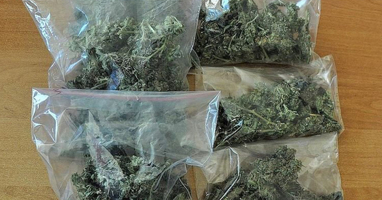 16-latek zatrzymany za posiadanie narkotyków, które kupił od...14-latka