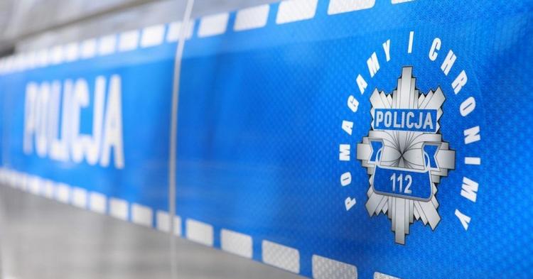 Policjanci eskortowali rodzącą kobietę do szpitala