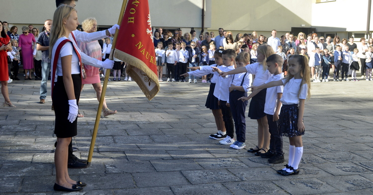 Rozpoczęcie roku szkolnego 2022/2023 w SP3 [ZDJĘCIA]