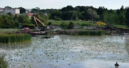 Trwają Prace Na Jeziorze ...