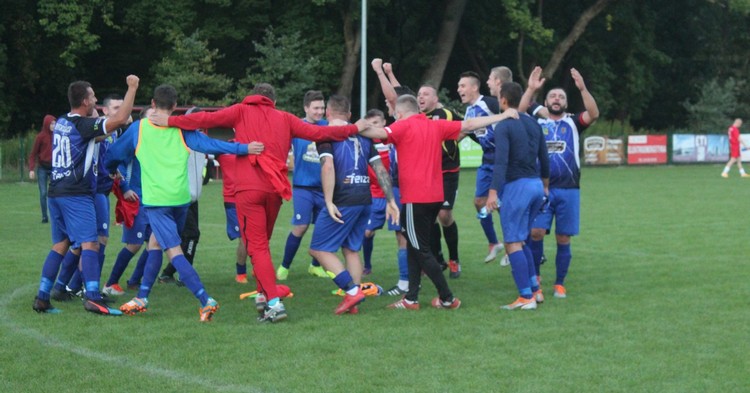 Piłkarska A-Klasa: Szopen i Zorza z kompletem punktów, zwycięstwo Błyskawicy [ZDJĘCIA]