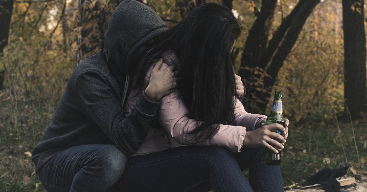 Polscy uczniowie mniej piją i rzadziej korzystają z dopalaczy oraz narkotyków, ale częściej myślą o samobójstwie
