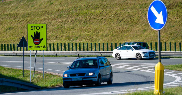 GDDKiA: zwiększamy liczbę tablic STOP Zły kierunek