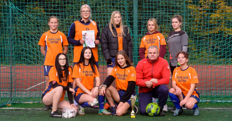 Dziewczęta Zespołu Szkół kolejny raz najlepsze! Mistrzostwa Powiatu piłkarskich szóstek [ZDJĘCIA+WYNIKI]