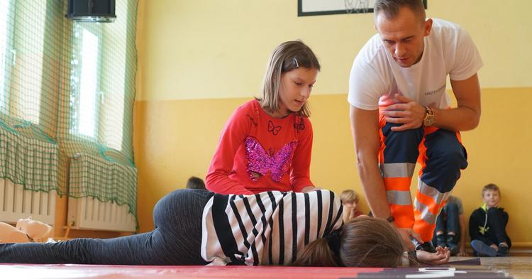 Zajęcia z zakresu Pierwszej Pomocy w UKS Zwoleń-Team [ZDJĘCIA]