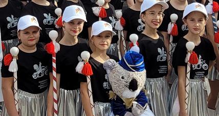 Mażoretki, Motocykle I Drób [...