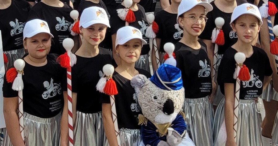 Mażoretki, motocykle i drób [VIDEO]