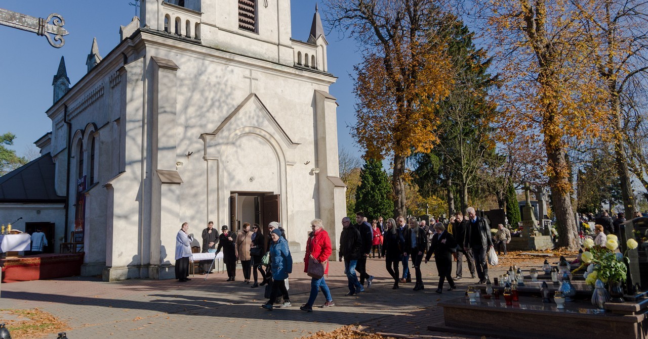 Policjanci przypominają o bezpieczeństwie podczas wizyt na cmentarzach
