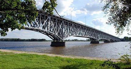 Kobieta Skoczyła Z Mostu. ...