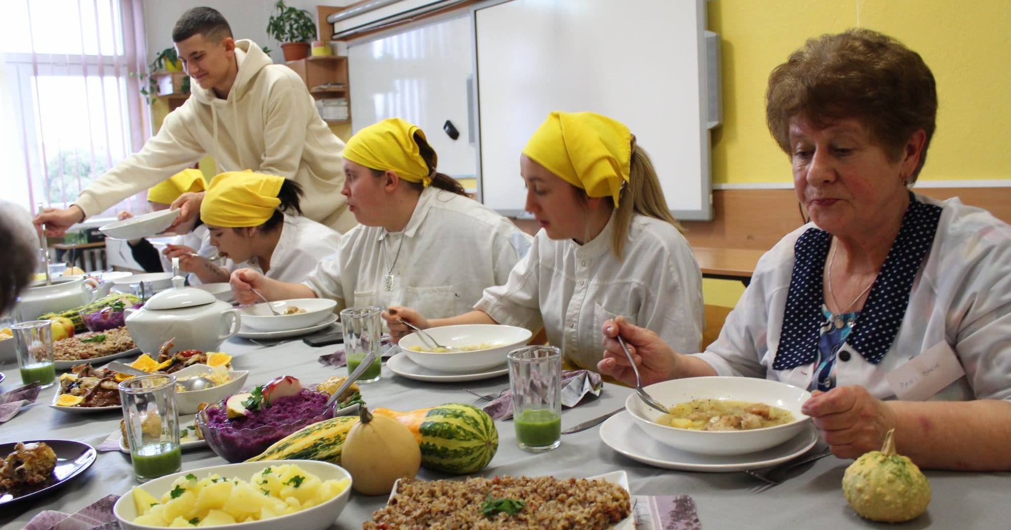 Integracja pokoleń na warsztatach kulinarnych w GCE [ZDJĘCIA]