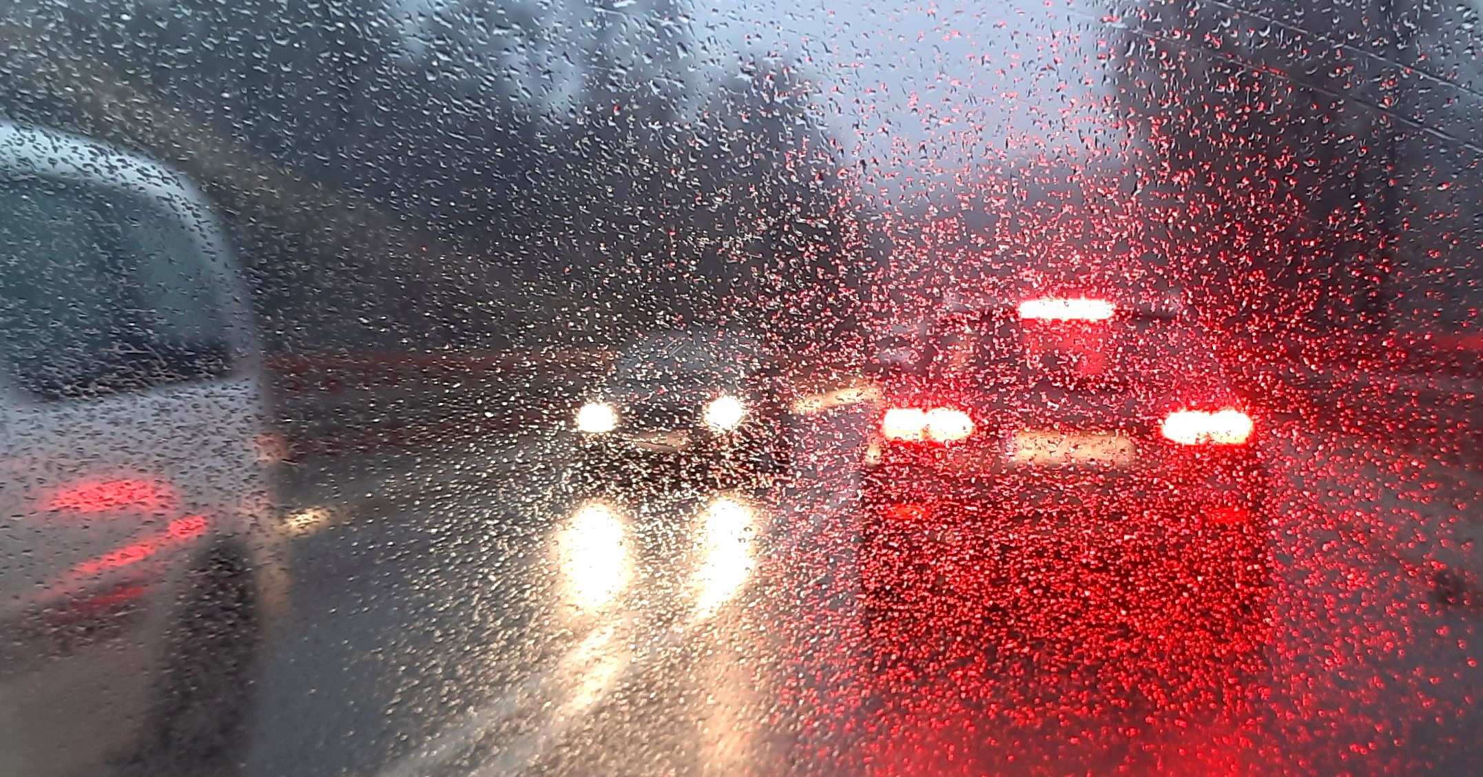 Trudne warunki na drogach. Policjanci apelują do kierowców i pieszych o ostrożność