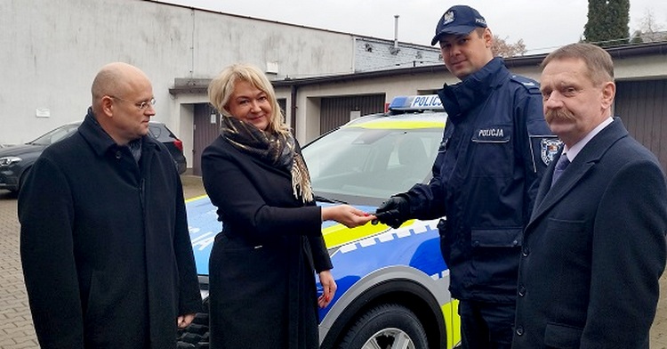 Nowy radiowóz dla gostynińskiej Policji [ZDJĘCIA]