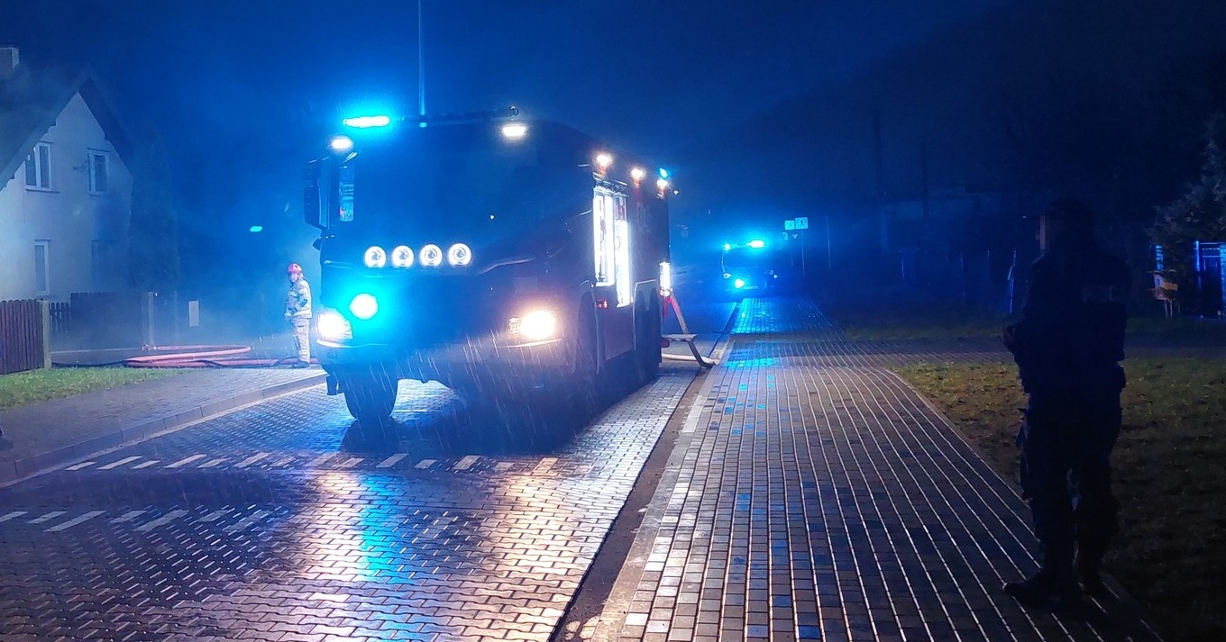 Auto stanęło w płomieniach. Pożar przy ul. Gerwatowskiego [ZDJĘCIA]