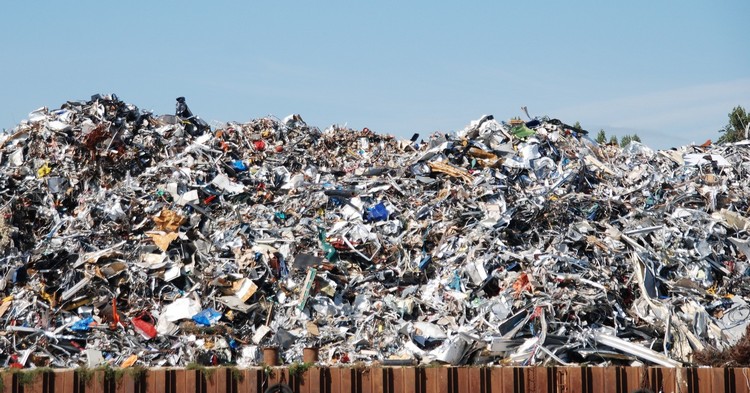 Coraz więcej odpadów. Śmieci produkowane przez Polaków ważą tyle co prawie 35 tysięcy Pendolino