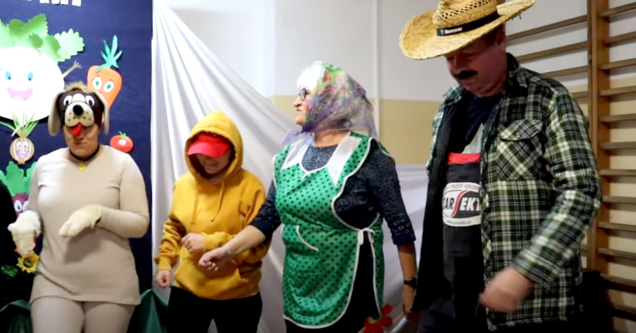 „Rzepka na wesoło” – przedstawienie Szkoły Podstawowej w Sokołowie [VIDEO]