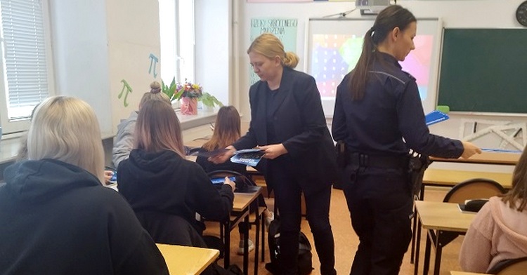 Policjanci wspólnie z pracownikiem kadr z gostynińskiej komendy zachęcali maturzystów do wstąpienia w szeregi policji [ZDJĘCIA]