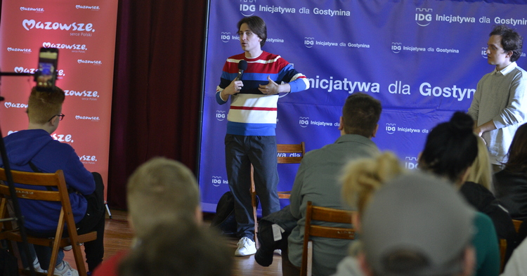 Sala gostynińskiego Liceum pękała w szwach. Marcin Kruszewski z  kanału "Prawo Marcina" odpowiadał na pytania młodzieży [ZDJĘCIA]