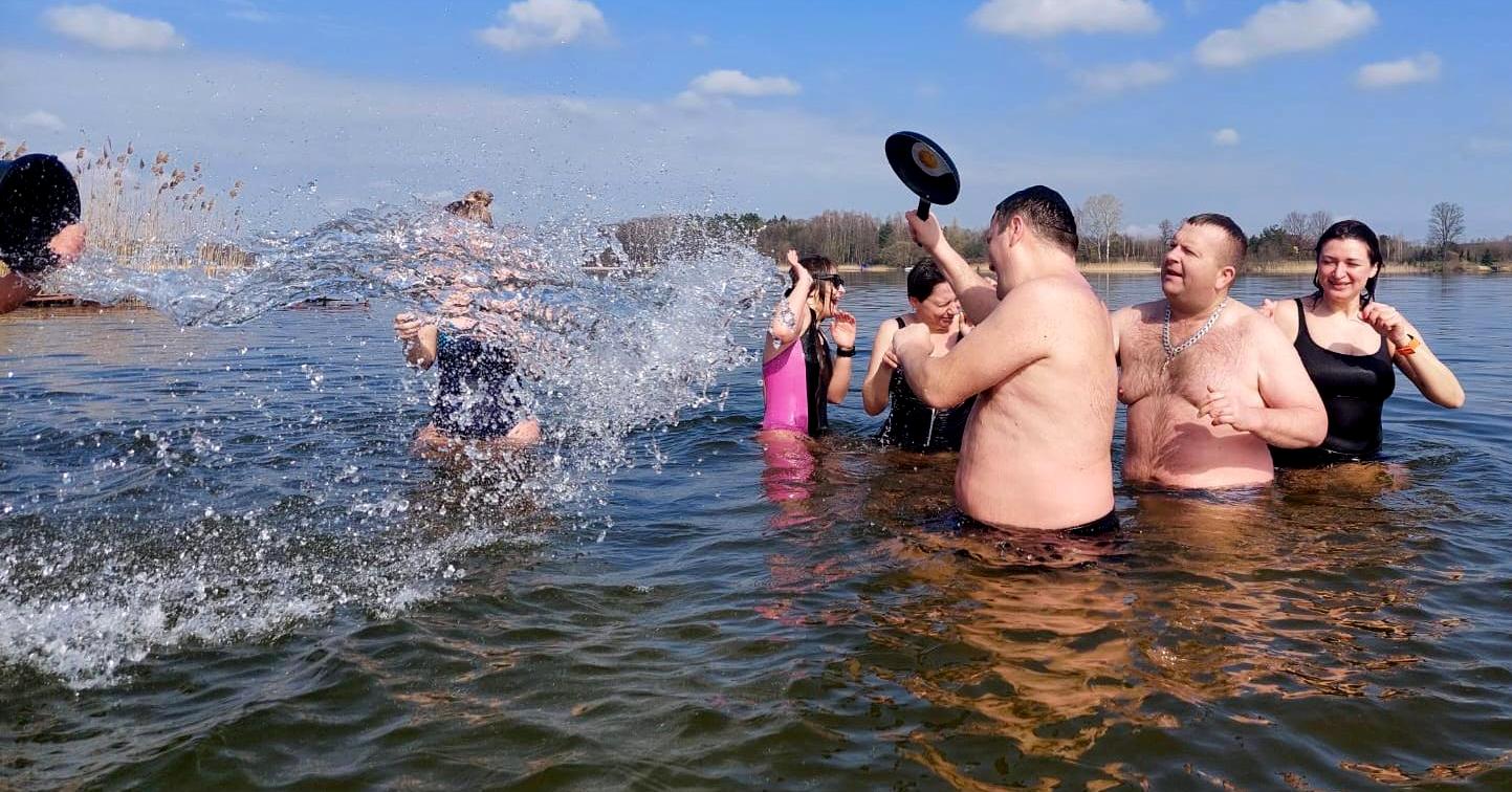 Gostynińskie morsy świętowały lany poniedziałek. W ruch poszły wiaderka i...patelnia [ZDJĘCIA]