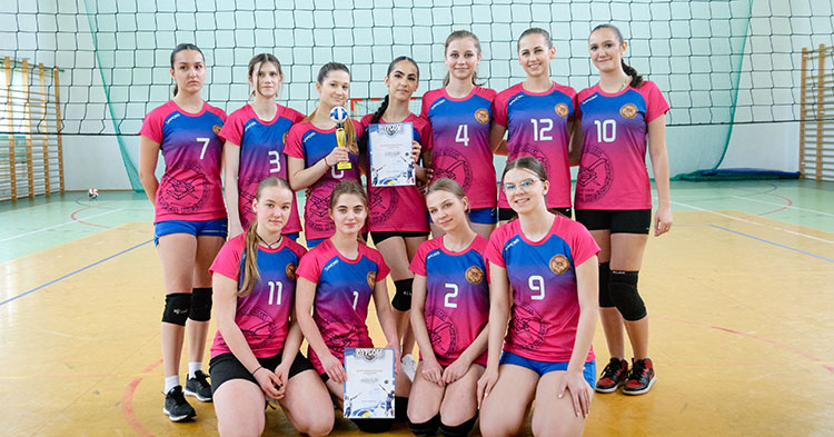 Puchar jest ich! Dziewczęta LO Gostynin tryumfują w Mistrzostwach Powiatu w minisiatkówce [ZDJĘCIA+WYNIKI]