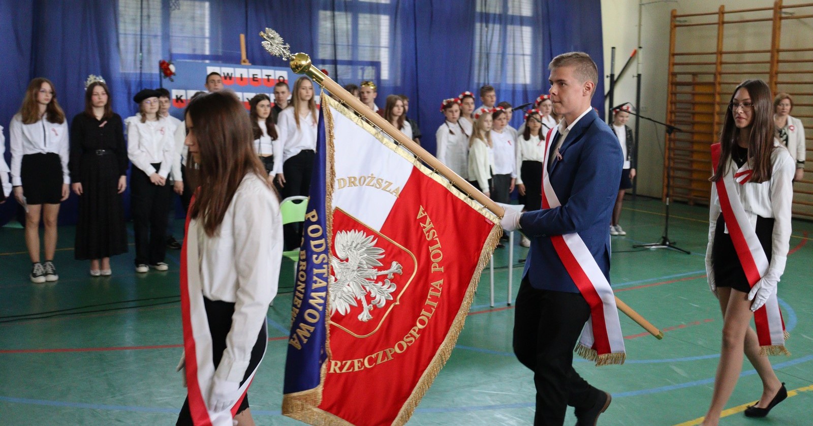 W rocznicę Trzeciego Maja. Uroczysta akademia w SP Lucień [ZDJĘCIA]