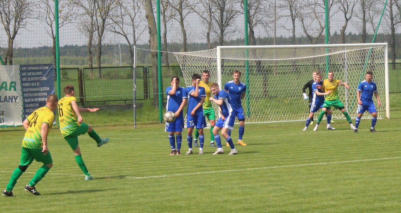 Piłkarska A-Klasa: Szopen wygrywa mecz na szczycie i obejmuje prowadzenie w tabeli [ZDJĘCIA]