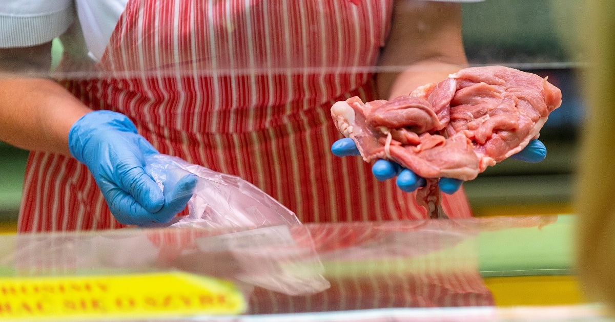 Polacy nie zamierzają rezygnować z jedzenia mięsa, choć są otwarci na roślinne zamienniki