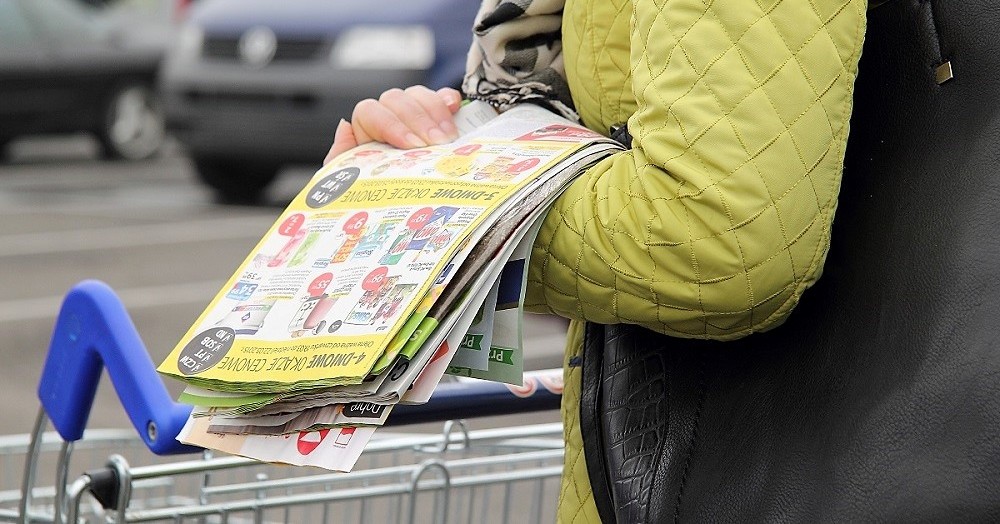Inflacja przycisnęła najlepiej zarabiających Polaków. Ruszyli w pogoń za sklepowymi promocjami