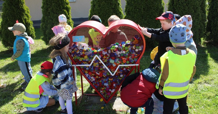Przedszkolaki kolejny raz wsparły zbiórkę korków dla Luizy Rutkowskiej [ZDJĘCIA]