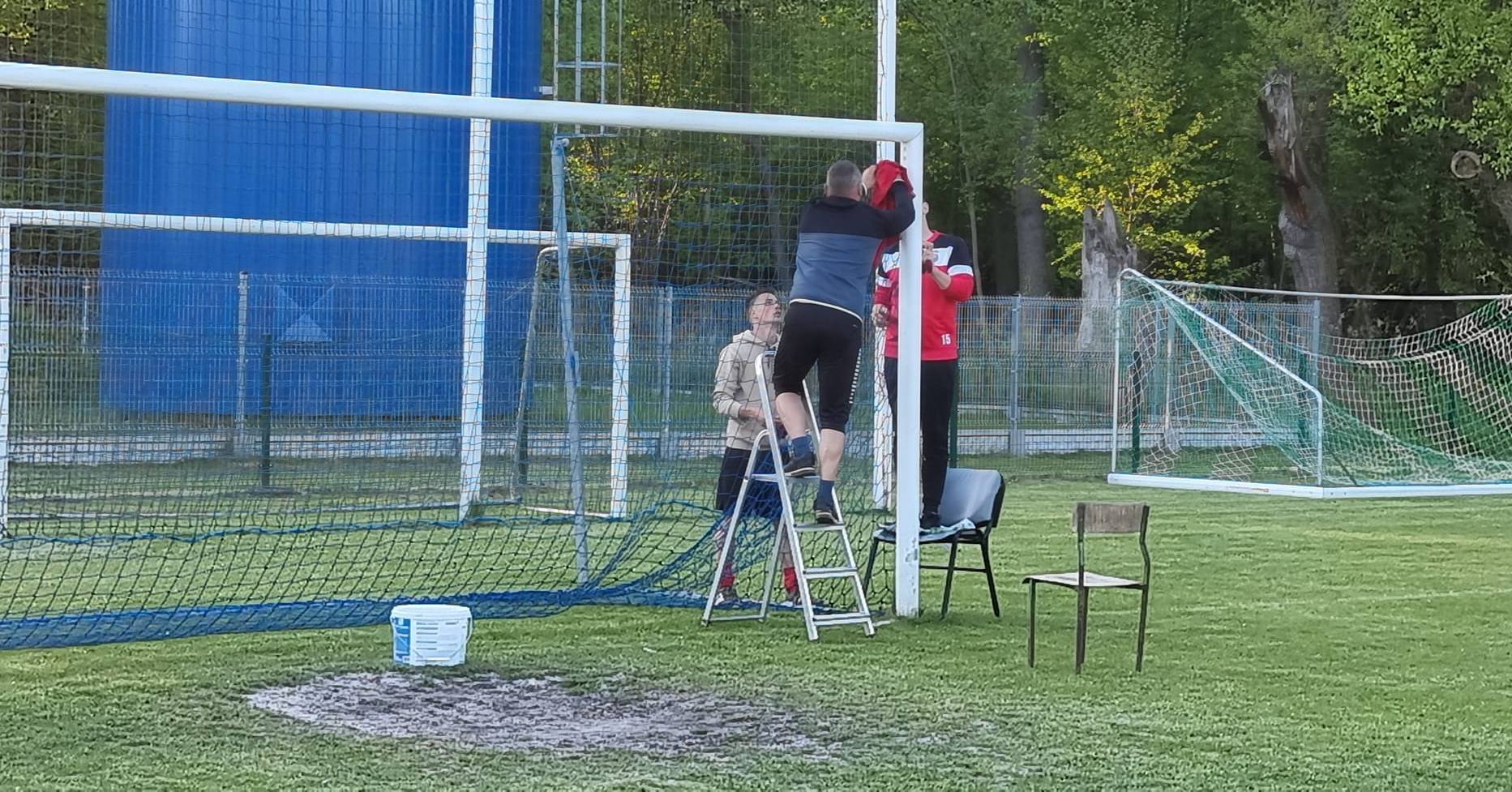 Pracowity dzień w Lucieniu, pielęgnacja boiska i piłkarze wykonujący naprawy [ZDJĘCIA]