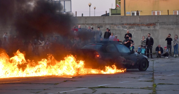 Przejazd przez ścianę ognia, drift i jazda na dwóch kołach. Do Gostynian przyjechali filmowi kaskaderzy [ZDJĘCIA]