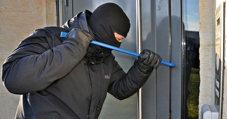 Policjanci złapali dwóch włamywaczy. Kradli na terenie gmin Pacyna i Gąbin