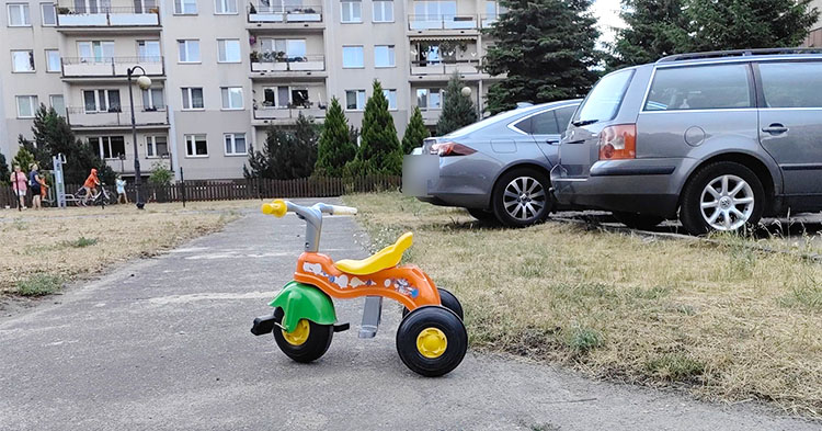 Niebezpieczeństwo dla dzieci na placu zabaw w Zalesiu. Co na to burmistrz? Dostał petycję od mieszkańców [ZDJĘCIA]