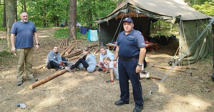 Policjanci kontrolują obozy harcerskie [ZDJĘCIA]