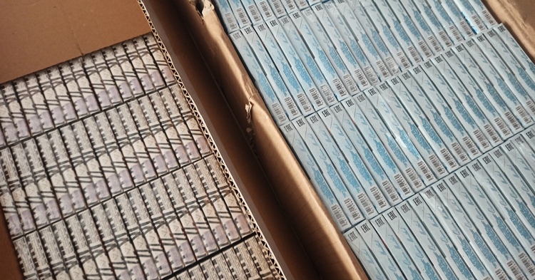 Policjanci z Płocka zabezpieczyli 100 tys. sztuk papierosów bez polskich znaków akcyzy [ZDJĘCIA]