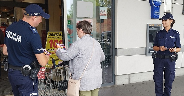 Działania informacyjne gostynińskich dzielnicowych w ramach akcji pn. „STOP OSZUSTOM” [ZDJĘCIA]