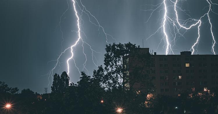 Grad i silne opady. Meteorolodzy zapowiadają nocne burze