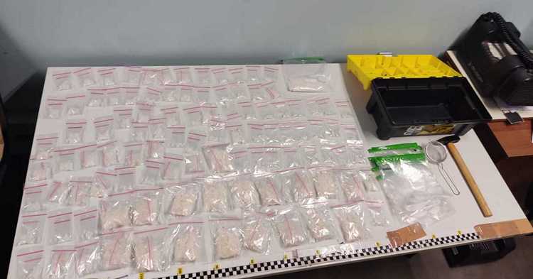 Miał 1,5 kg narkotyków w mieszkaniu. Podczas zatrzymania napadł na policjantów