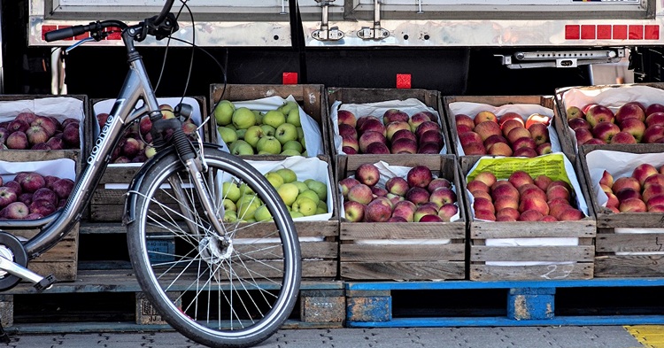 Klienci chodzą na bazary i targowiska głównie po świeże i naturalne produkty. Ale cena też jest ważna